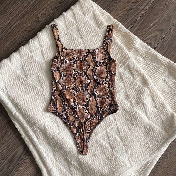 Babaton printed bodysuit. - Picture 2 of 2
